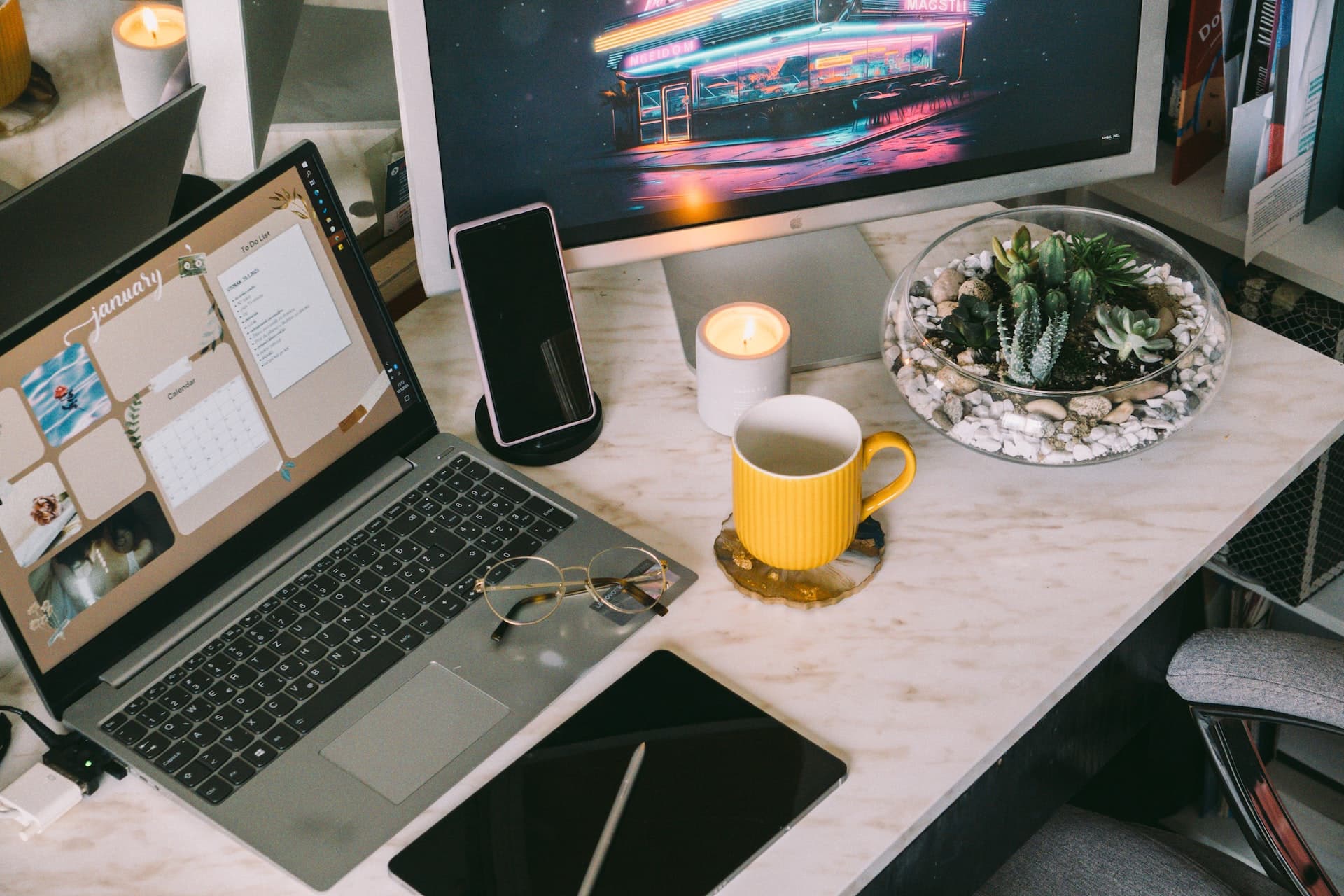 An organised desk set out very neatly.